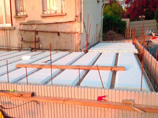 
                        <p> Après terrassement, travaux de maçonnerie pour la réalisation d'une extension de maison.</p>
                        <p> Chantier Sucy en brie 94370 ( Avril 2015 )</p>